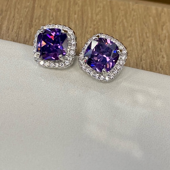 Dark purple stud earrings - Picture 3 of 3